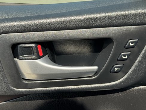 Used 2018 Toyota Highlander Limited image 24
