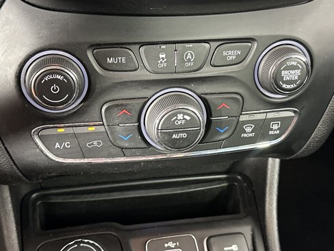 Used 2019 Jeep Cherokee Limited image 23
