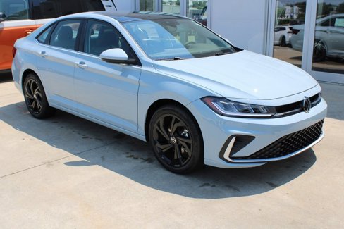 New 2025 Volkswagen Jetta SE image 1