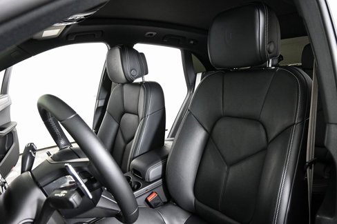 Used 2024 Porsche Macan Turbo image 5