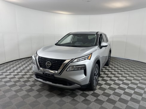 Used 2021 Nissan Rogue SV image 2