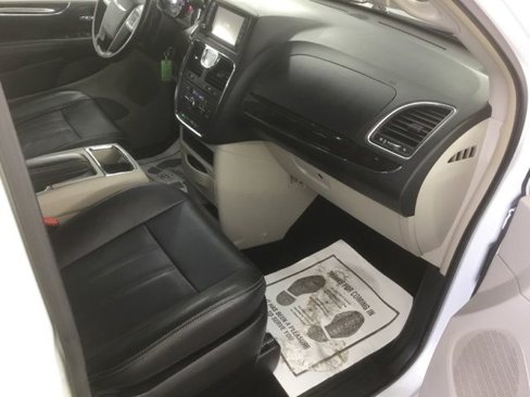 Used 2014 Chrysler Town & Country Touring image 9