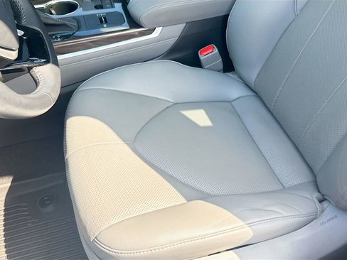 Used 2023 Toyota Highlander Limited image 19