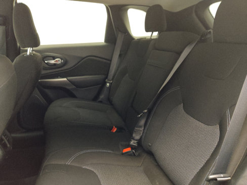 Used 2019 Jeep Cherokee Latitude w/ Cold Weather Group image 18