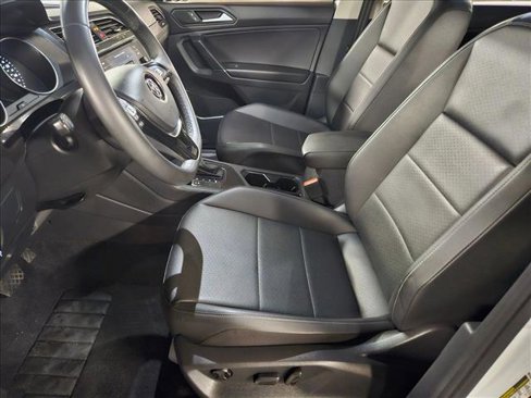 Used 2020 Volkswagen Tiguan SE w/ Panoramic Sunroof Package image 15