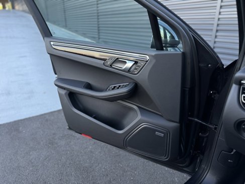 Certified 2025 Porsche Macan image 11