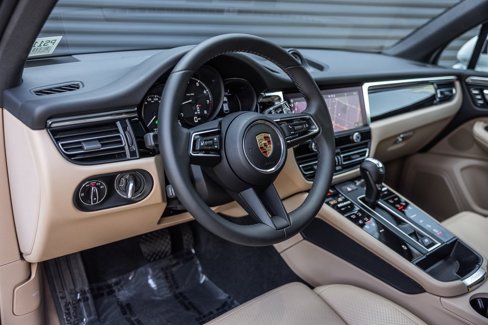 Certified 2025 Porsche Macan image 4