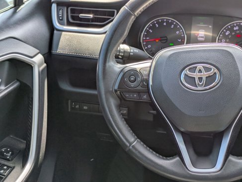 Used 2021 Toyota RAV4 XLE Premium image 20