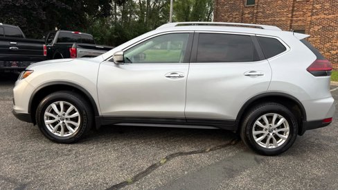 Used 2018 Nissan Rogue SV image 2