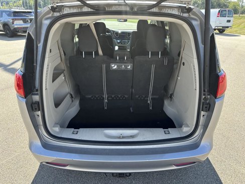 Used 2017 Chrysler Pacifica Touring image 6