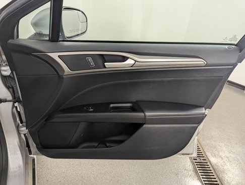 Used 2017 Ford Fusion SE w/ Fusion SE Technology Package image 19