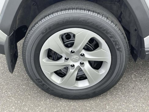 Used 2021 Toyota RAV4 LE image 9