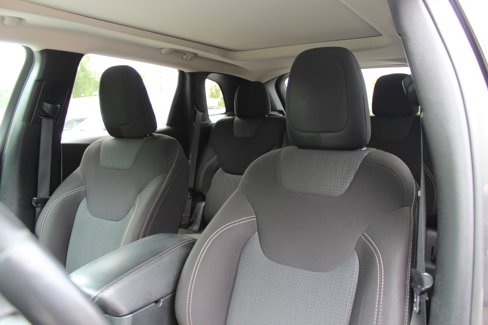 Used 2016 Jeep Cherokee Latitude w/ Comfort/Convenience Group image 17