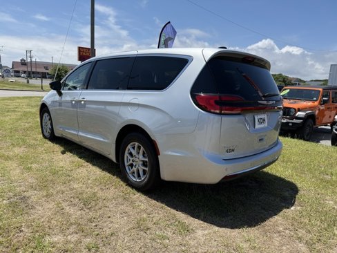 Used 2024 Chrysler Pacifica Touring-L image 4