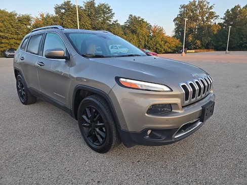 Used 2016 Jeep Cherokee Limited w/ Luxury Group image 2