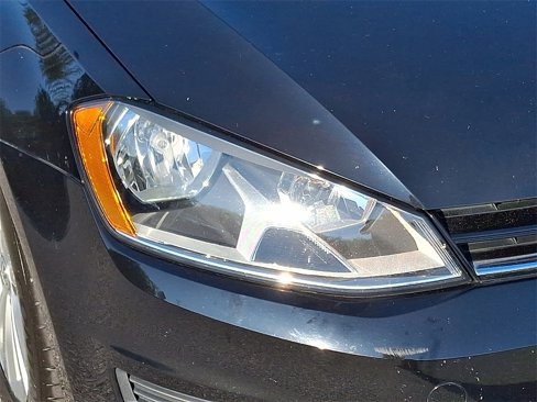 Used 2017 Volkswagen Golf S image 9