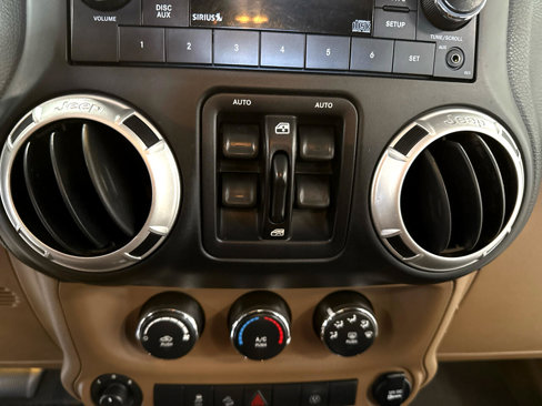 Used 2015 Jeep Wrangler Unlimited Rubicon w/ Max Tow Package image 19