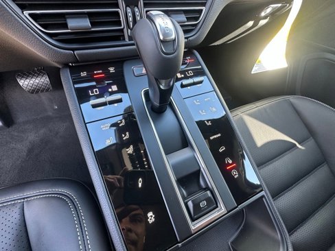 Used 2025 Porsche Macan image 21
