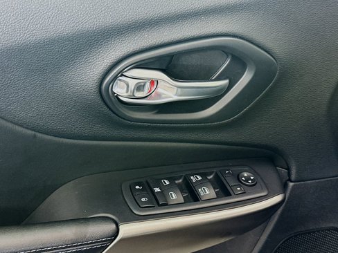 Used 2020 Jeep Cherokee Latitude Plus image 17