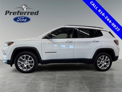 Used 2024 Jeep Compass Latitude image 2