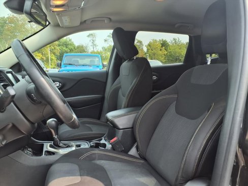 Used 2016 Jeep Cherokee Latitude w/ Cold Weather Group image 11
