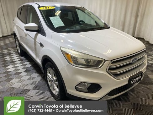 Used 2017 Ford Escape SE image 2