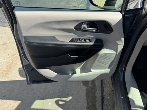 Used 2023 Chrysler Pacifica Touring-L image 10