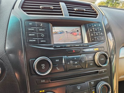 Used 2016 Ford Explorer XLT image 11