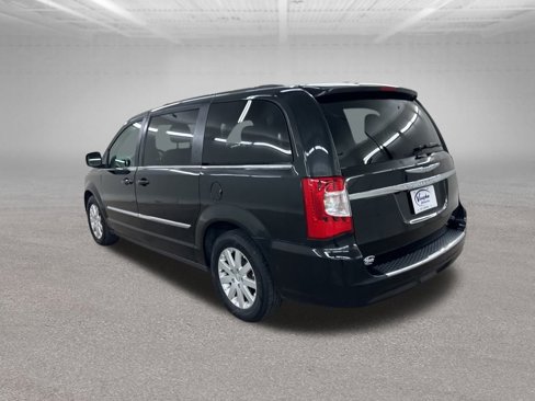 Used 2016 Chrysler Town & Country Touring image 9
