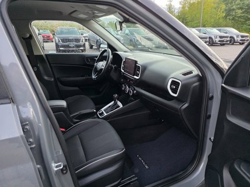 Used 2022 Hyundai Venue Limited image 11