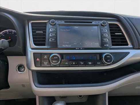 Used 2014 Toyota Highlander XLE image 11