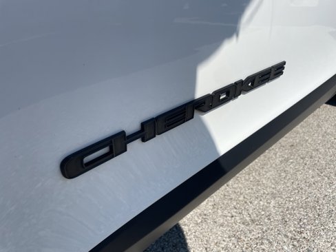 Used 2023 Jeep Cherokee Altitude Lux image 8