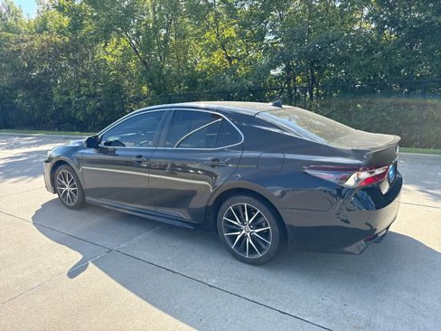 Used 2021 Toyota Camry SE image 3