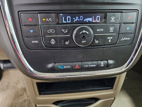 Used 2015 Chrysler Town & Country Touring-L w/ Driver Convenience Group image 18
