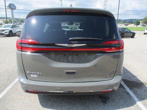 Used 2022 Chrysler Pacifica Touring-L image 19
