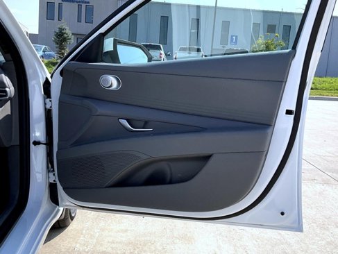 Certified 2025 Hyundai Elantra SE image 17