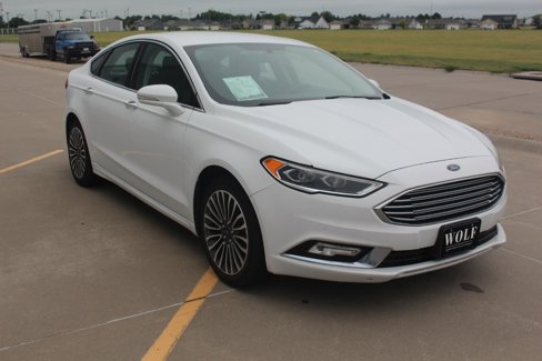 Used 2017 Ford Fusion SE w/ Fusion SE Technology Package image 4