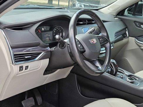 Used 2019 Cadillac XT4 Luxury image 2