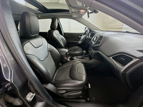 Used 2020 Jeep Cherokee Latitude Plus image 28
