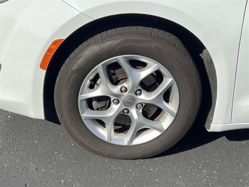 Used 2019 Chrysler Pacifica Touring Plus w/ Tire & Wheel Group image 9