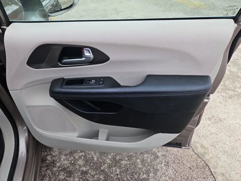 Used 2017 Chrysler Pacifica Limited w/ UConnect Theater Package image 5