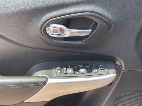 Used 2018 Jeep Cherokee Latitude Plus w/ Cold Weather Group image 12