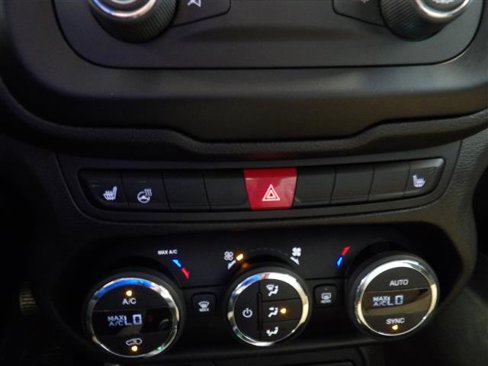 Used 2015 Jeep Renegade Latitude w/ Popular Equipment Group image 33