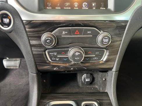 Used 2016 Chrysler 300 Limited image 25
