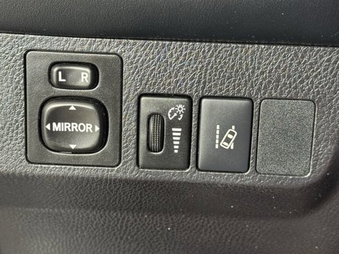 Used 2018 Toyota RAV4 SE image 21