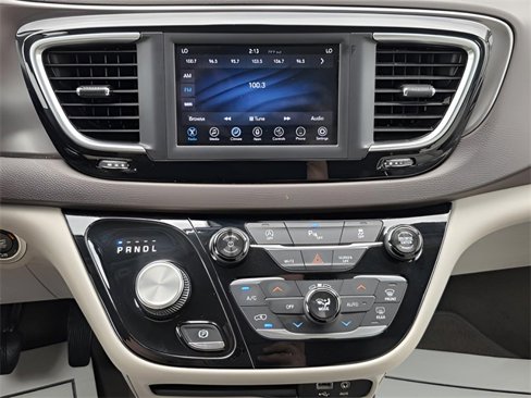 Used 2018 Chrysler Pacifica Touring-L image 22