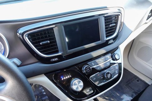 Used 2020 Chrysler Voyager LX image 22