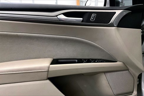 Used 2017 Ford Fusion SE w/ Fusion SE Technology Package image 23