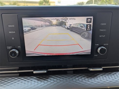 Used 2022 Kia Carnival LX image 17