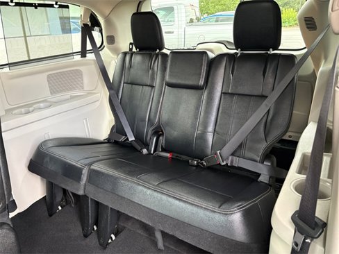 Used 2016 Chrysler Town & Country Touring-L w/ Driver Convenience Group image 29